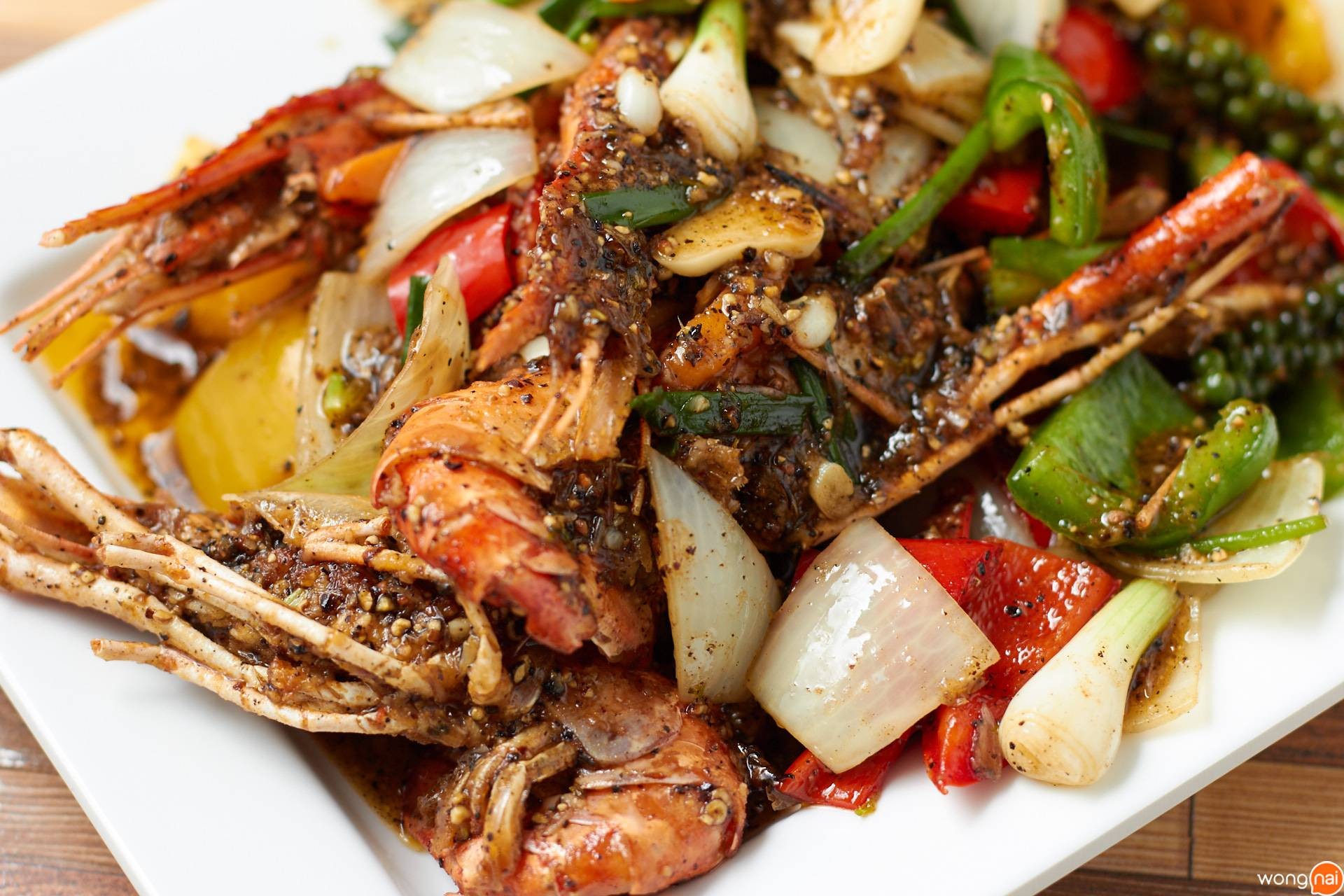 เมนู “กุ้งผัดพริกไทยดำ” ของร้าน “มะกอตำครองเมือง”