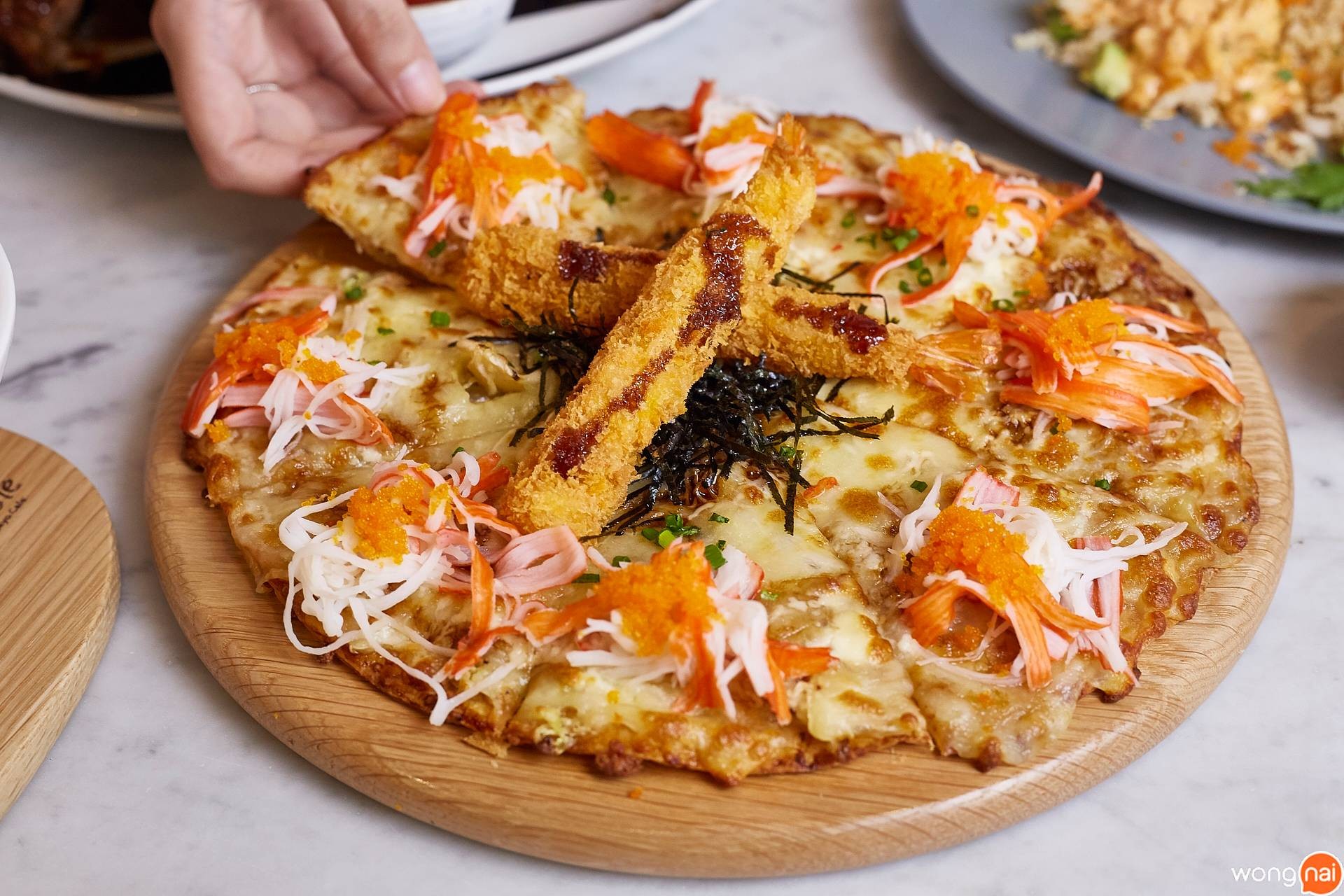 Oko Ebi Pizza ของร้าน On the Table, Tokyo Cafe