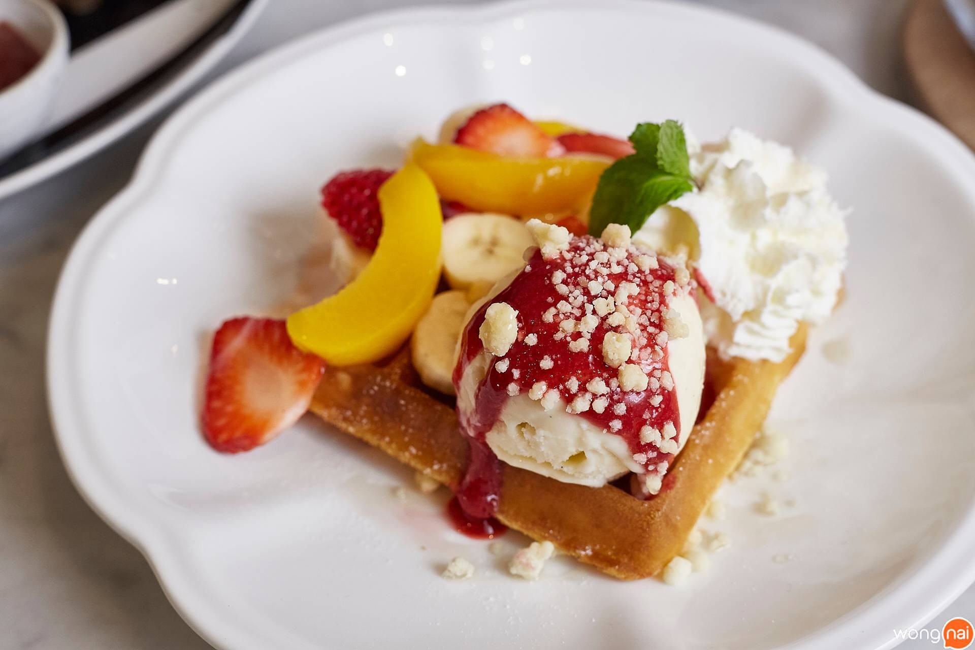 Fruity Waffle ของร้าน On the Table, Tokyo Cafe