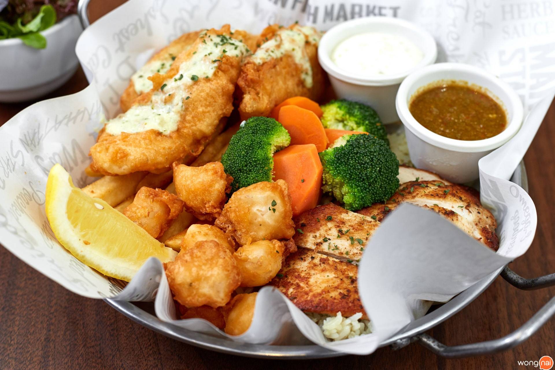 Scallops Fish Chicken ของร้าน The Manhattan Fish Market