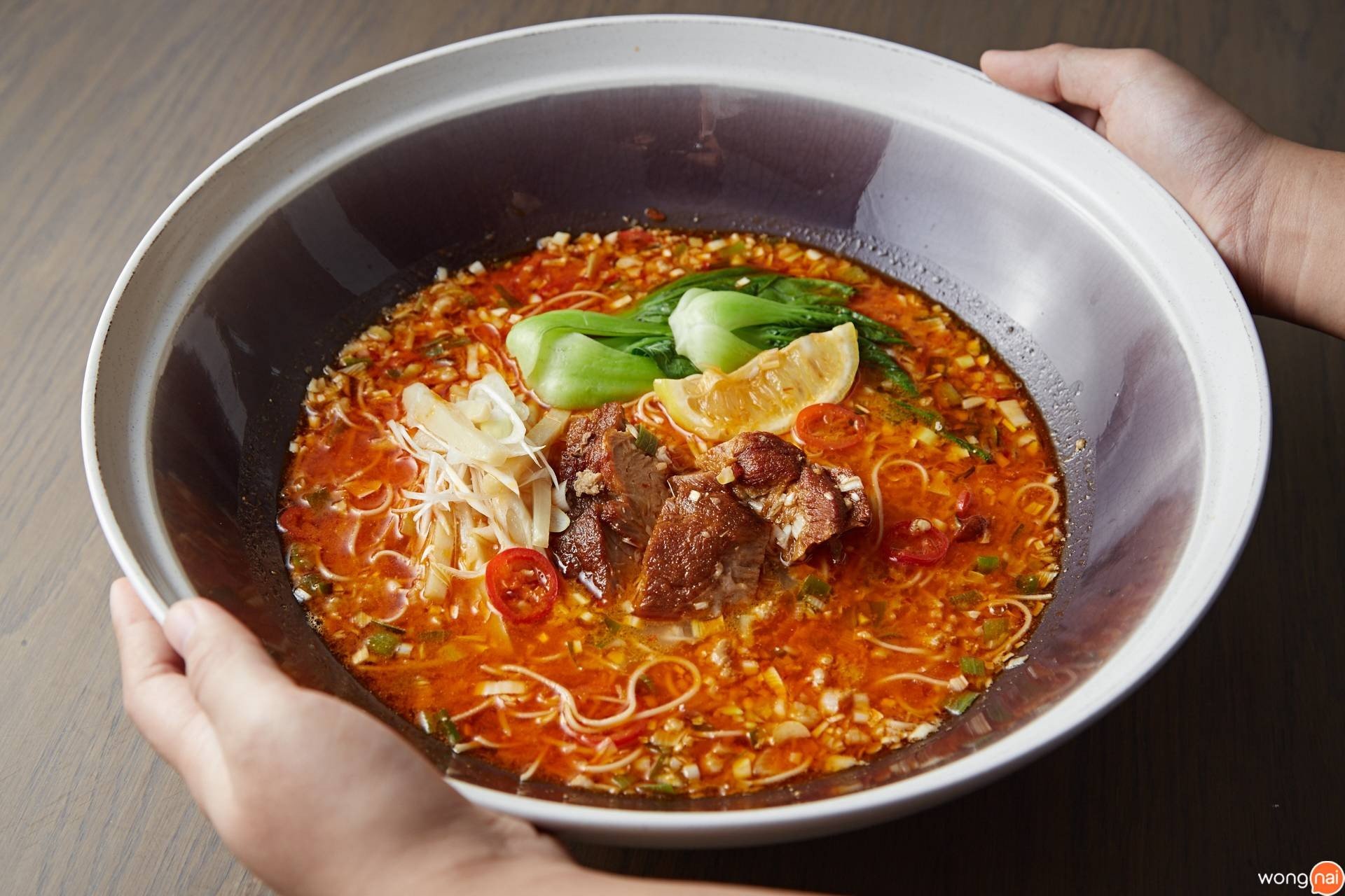 “Piririn Noodle With Cherry Tomatos and Fried Pork Ribs” ของร้าน “Miyu Ginza”