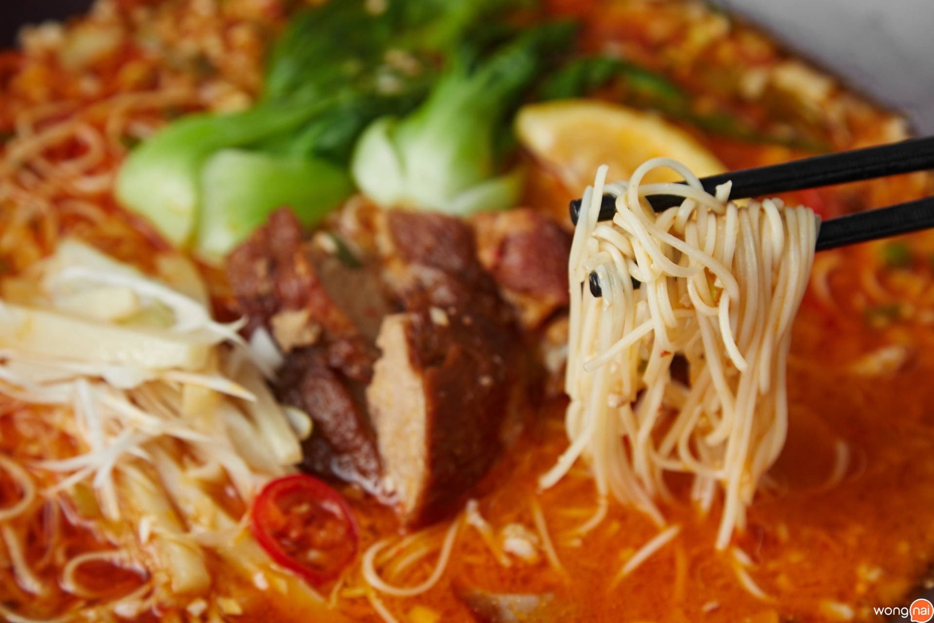 “Piririn Noodle With Cherry Tomatos and Fried Pork Ribs” ของร้าน “Miyu Ginza”