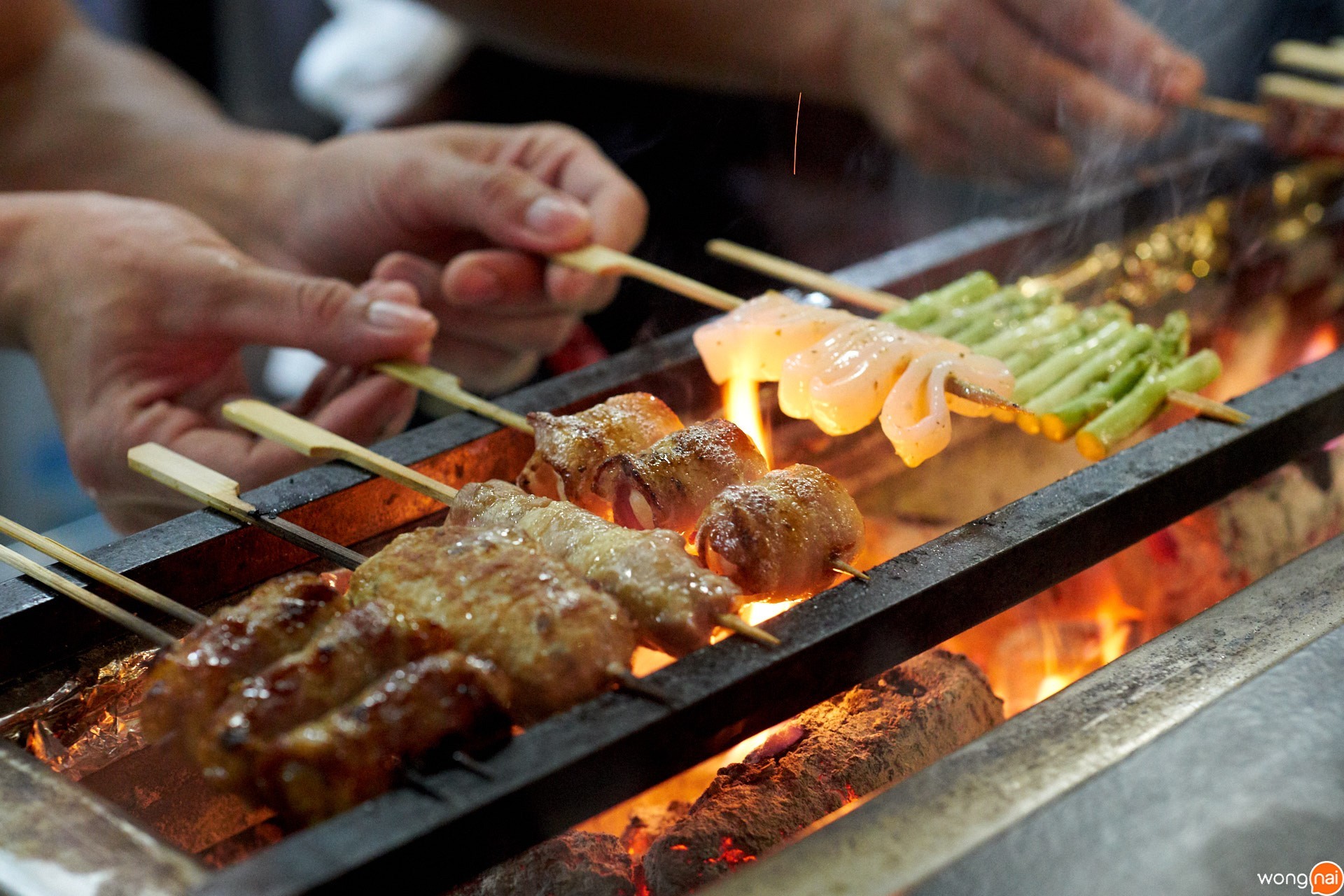 เชฟกำลังปิ้งยากิโตริ ร้าน STIX