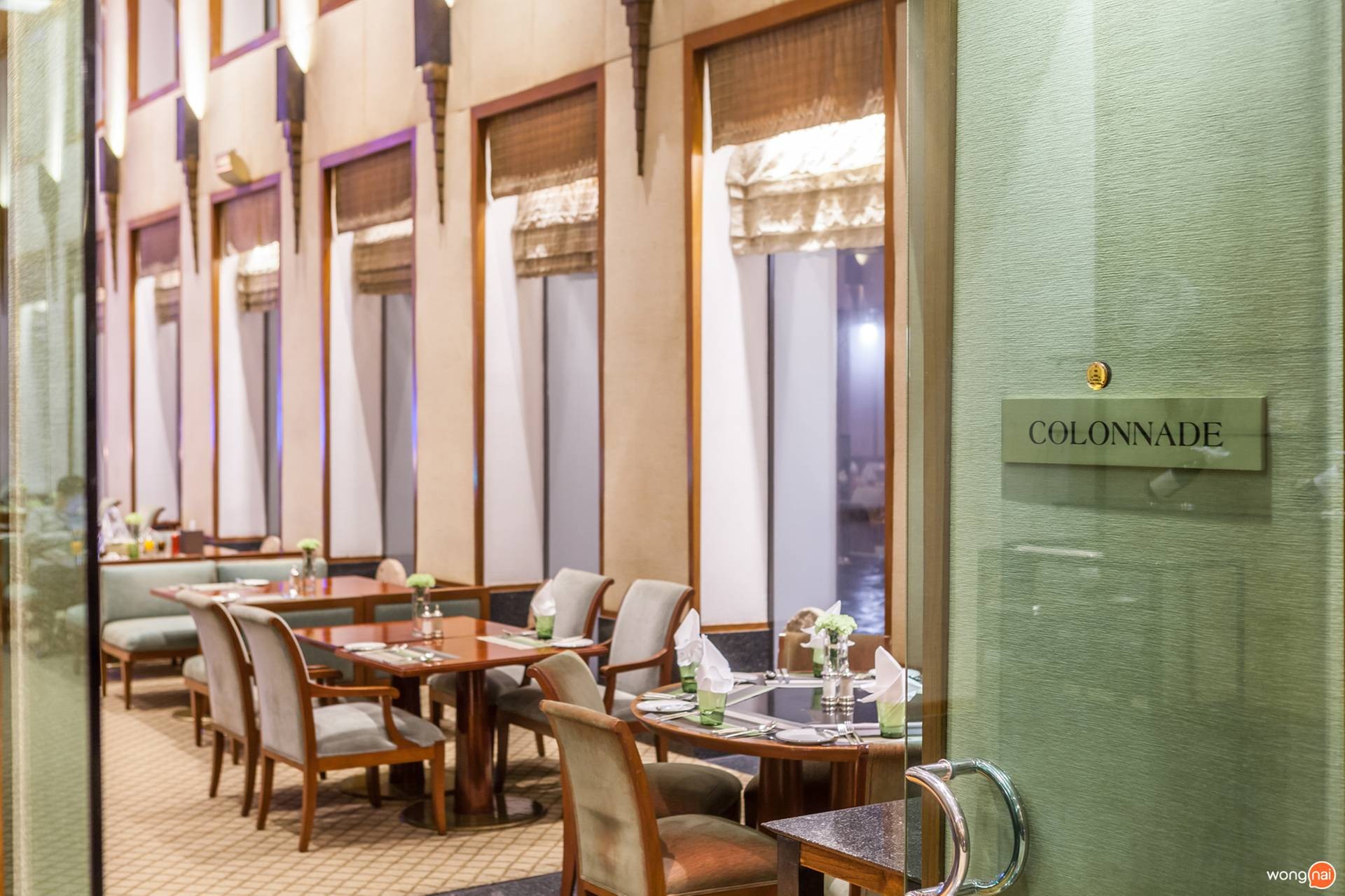 หน้าห้องอาหารนานาชาติ Colonnade