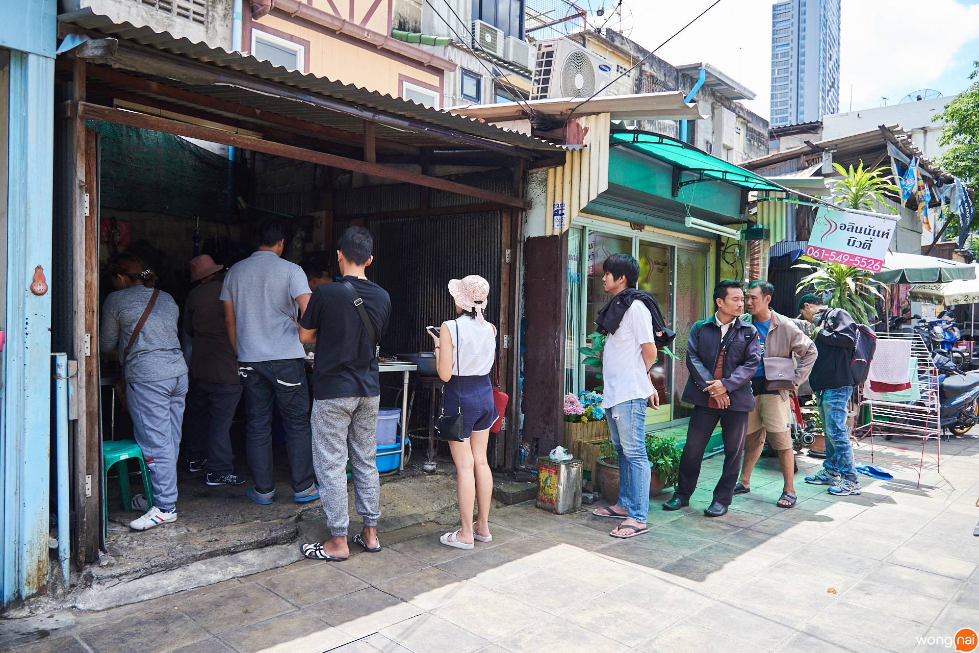 หน้าร้านหมูทอด เฮียวงศ์