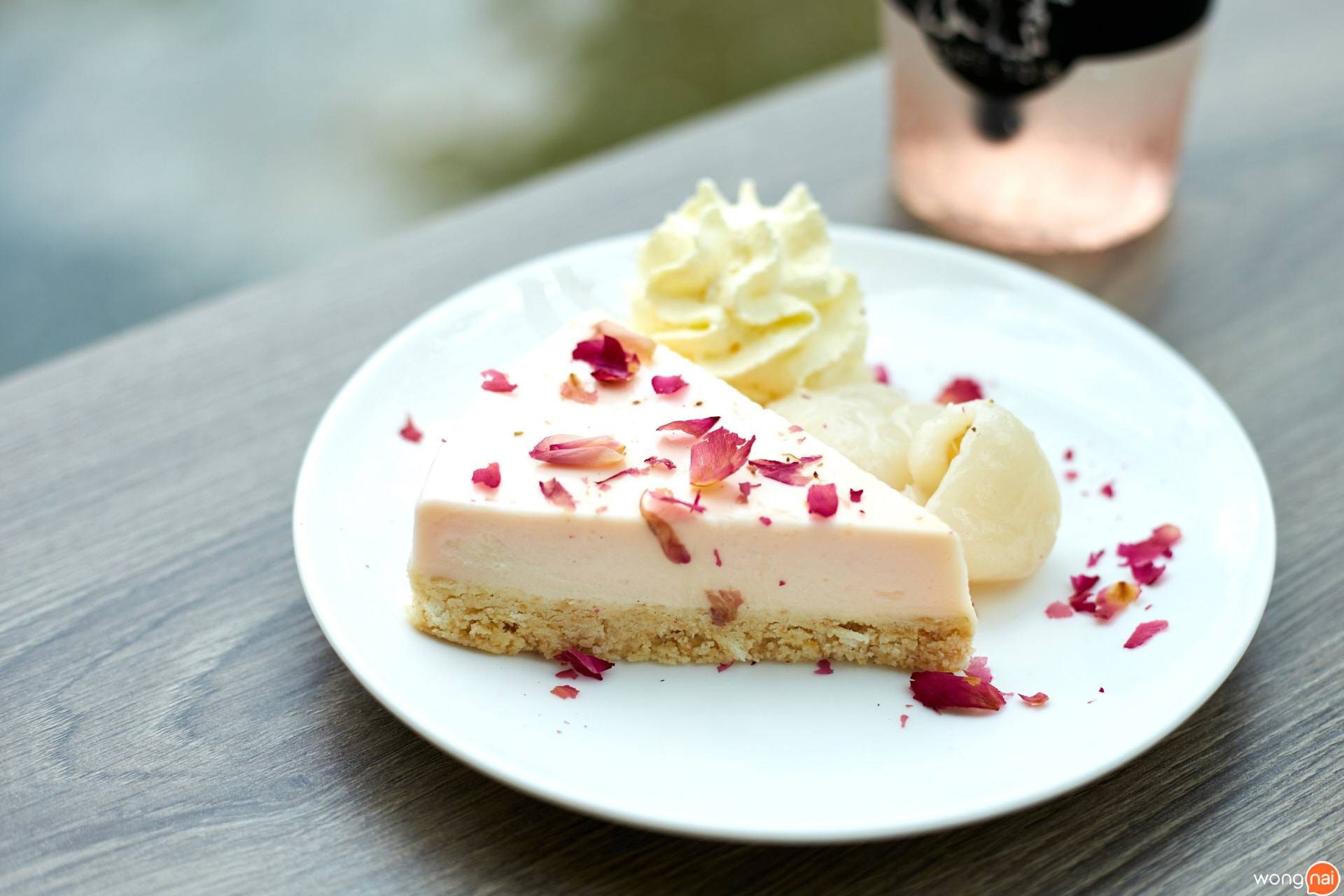 Lychee Rosy Cheese Pie ของร้าน Cafe Noir