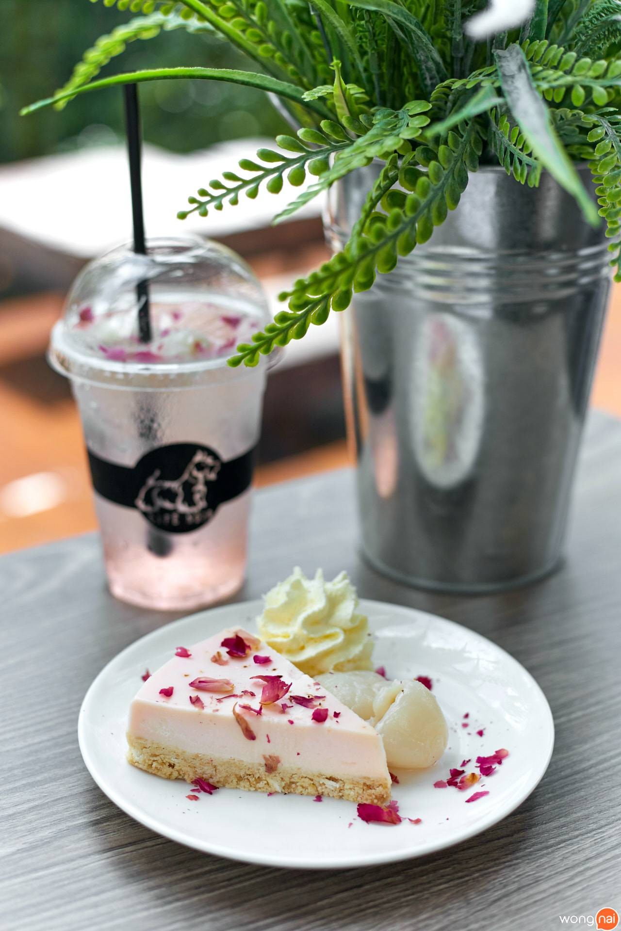 Lychee Rosy Cheese Pie ของร้าน Cafe Noir