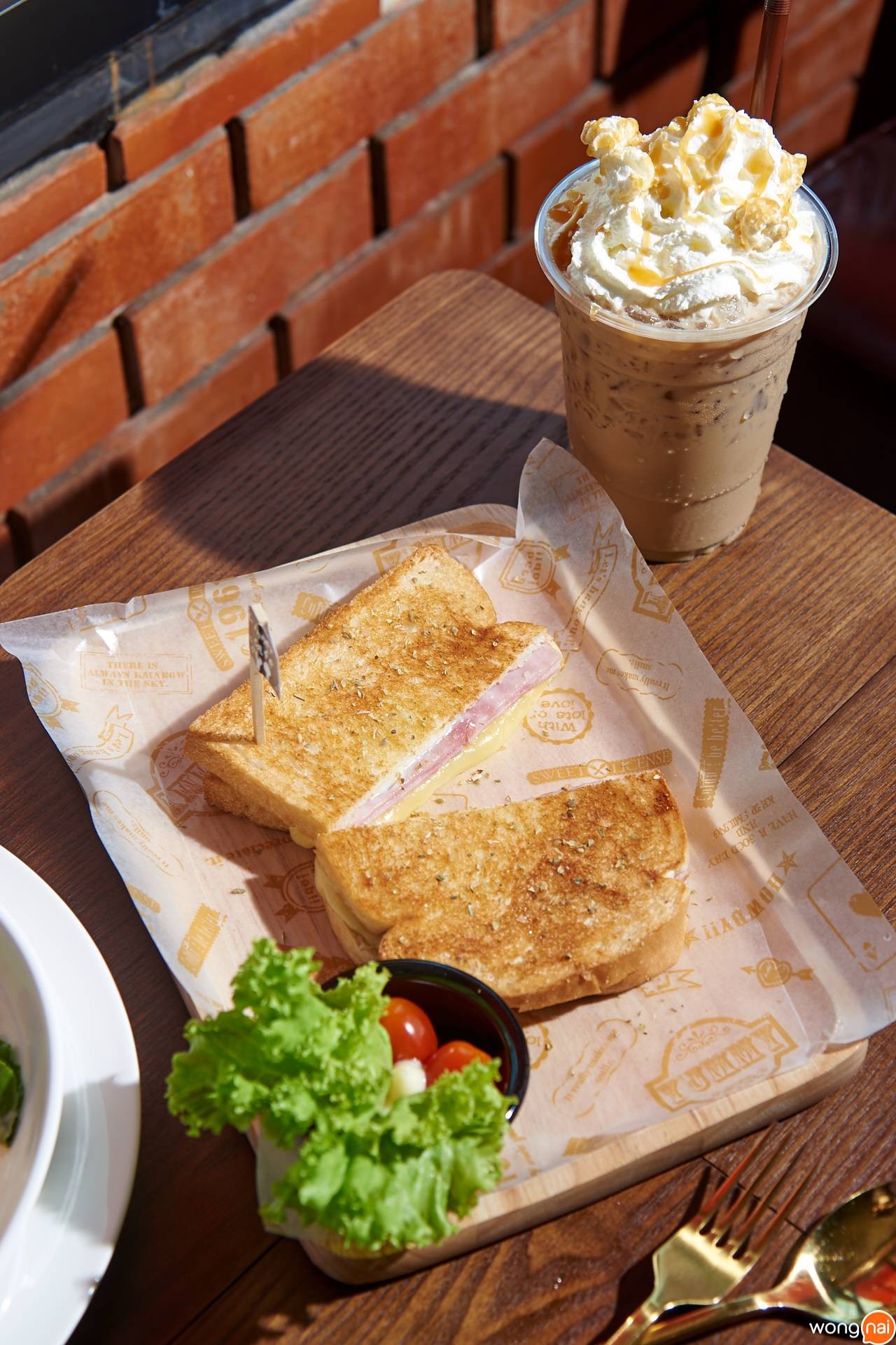 แซนด์วิชแฮมสเปเชียลชีส inner cafe