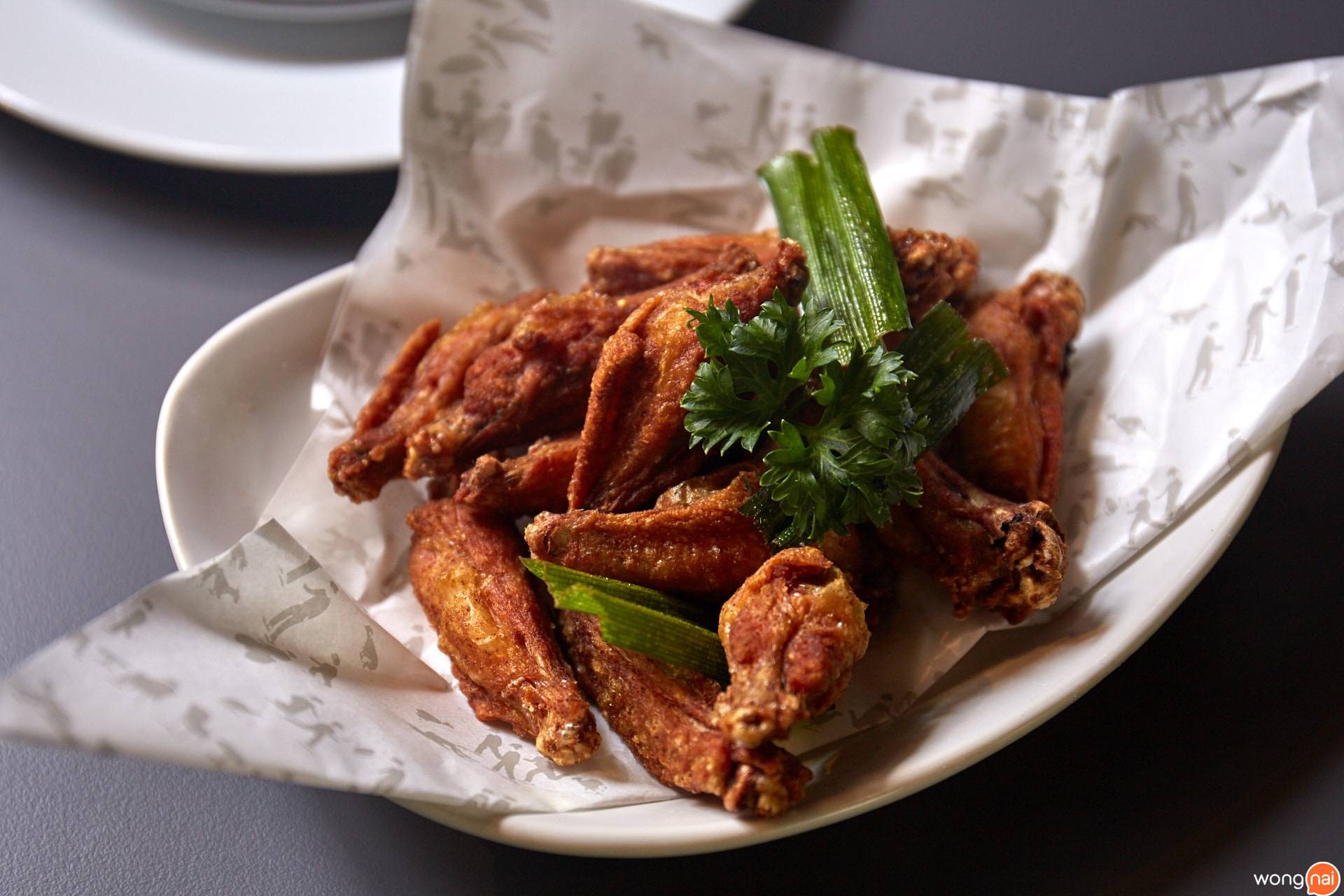 ปีกไก่แดดเดียว Greyhound