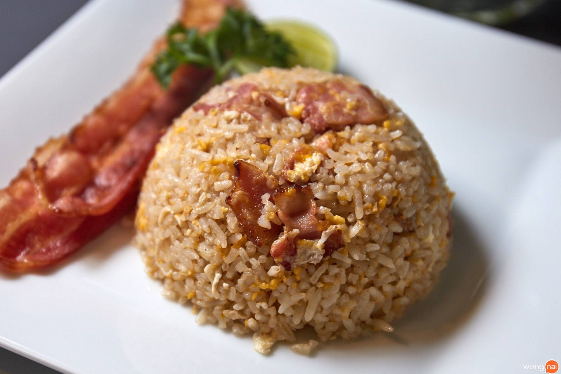 ข้าวผัดเบคอน Greyhound