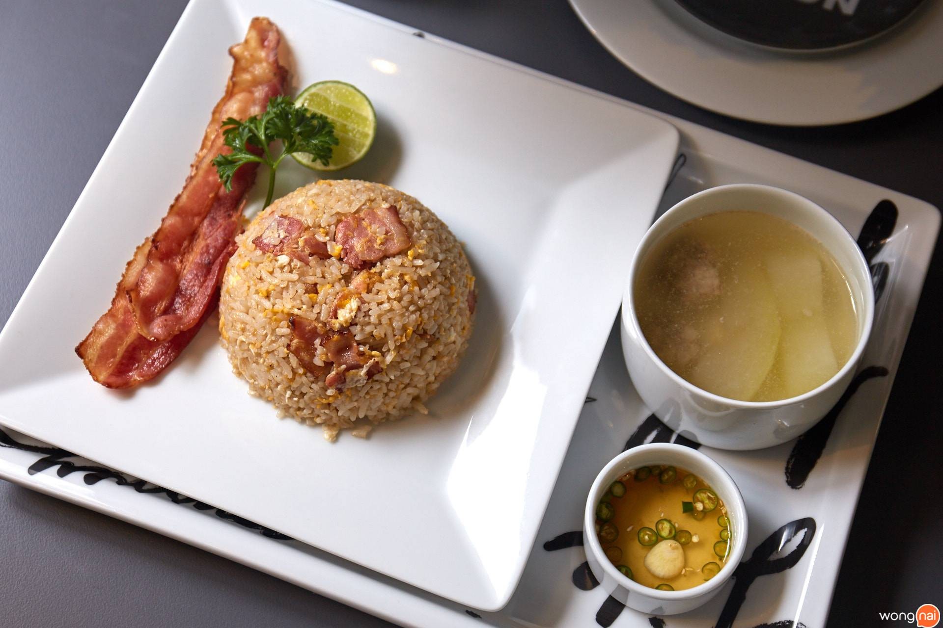 ข้าวผัดเบคอน Greyhound