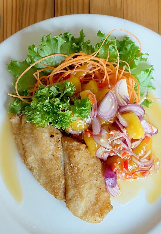 ปลาดอร์ลี่ทอดซอสมะม่วง ร้าน Eatery Clean Cafe หาดใหญ่