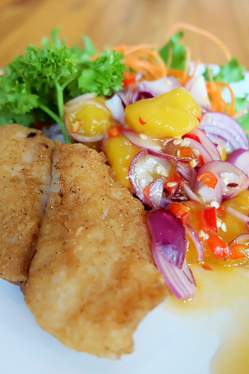 ปลาดอร์ลี่ทอดยำมะม่วง ร้าน Eatery Clean Cafe หาดใหญ่