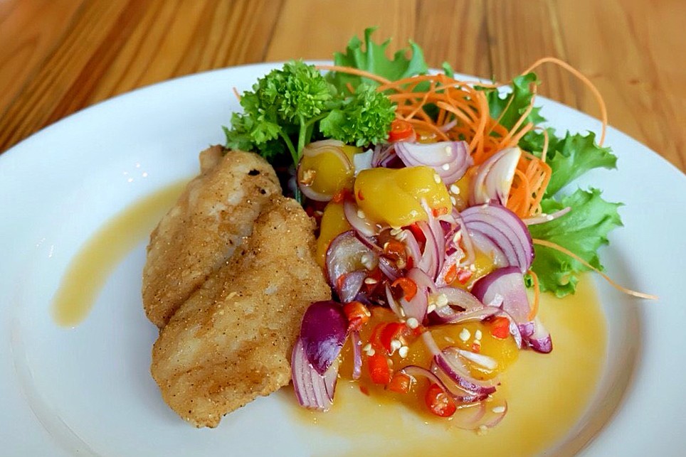 ปลาดอร์ลี่ทอดซอสมะม่วง ร้าน Eatery Clean Cafe หาดใหญ่