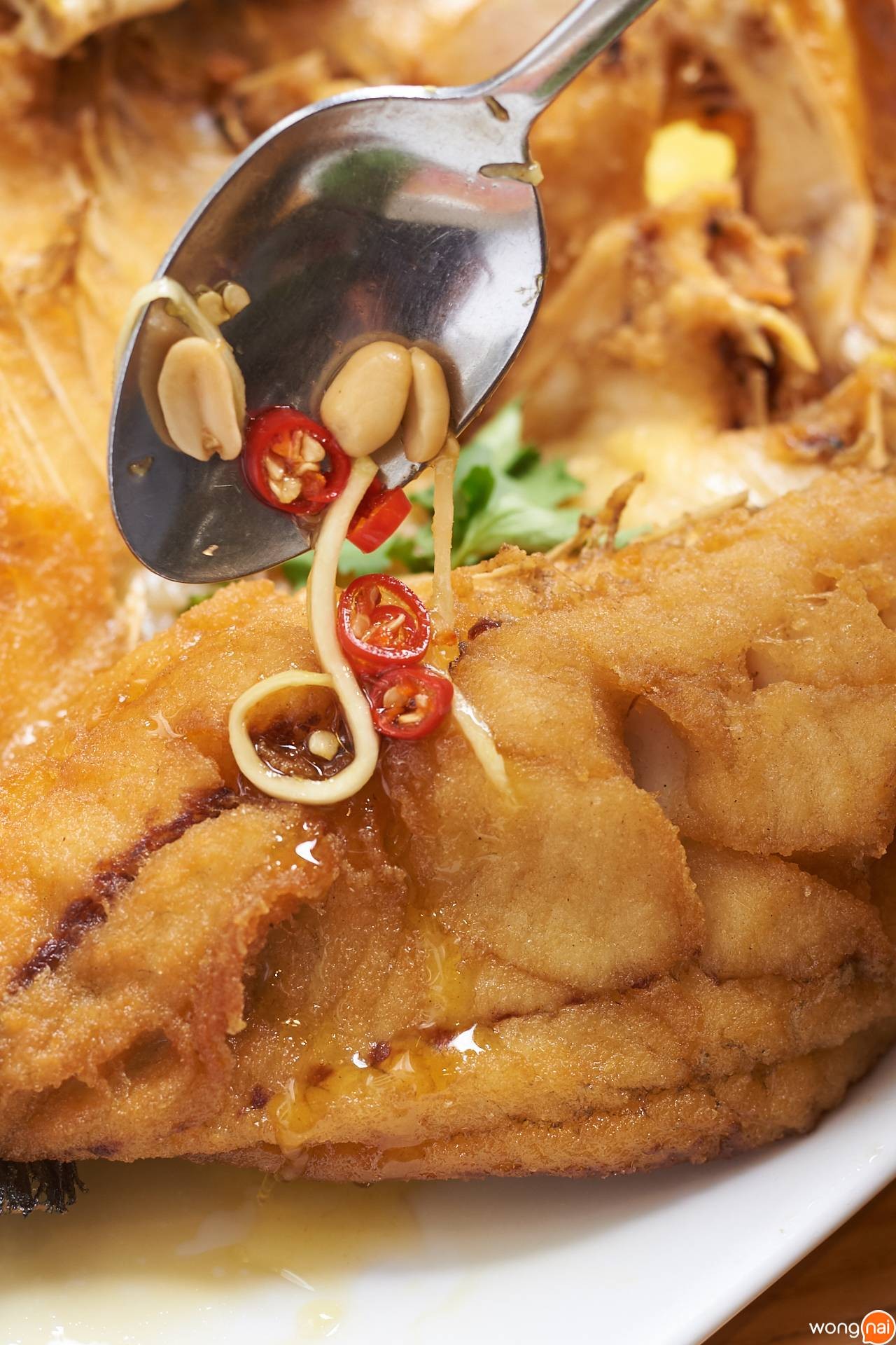 ปลากะพงทอดน้ำปลา ของร้าน Savoey
