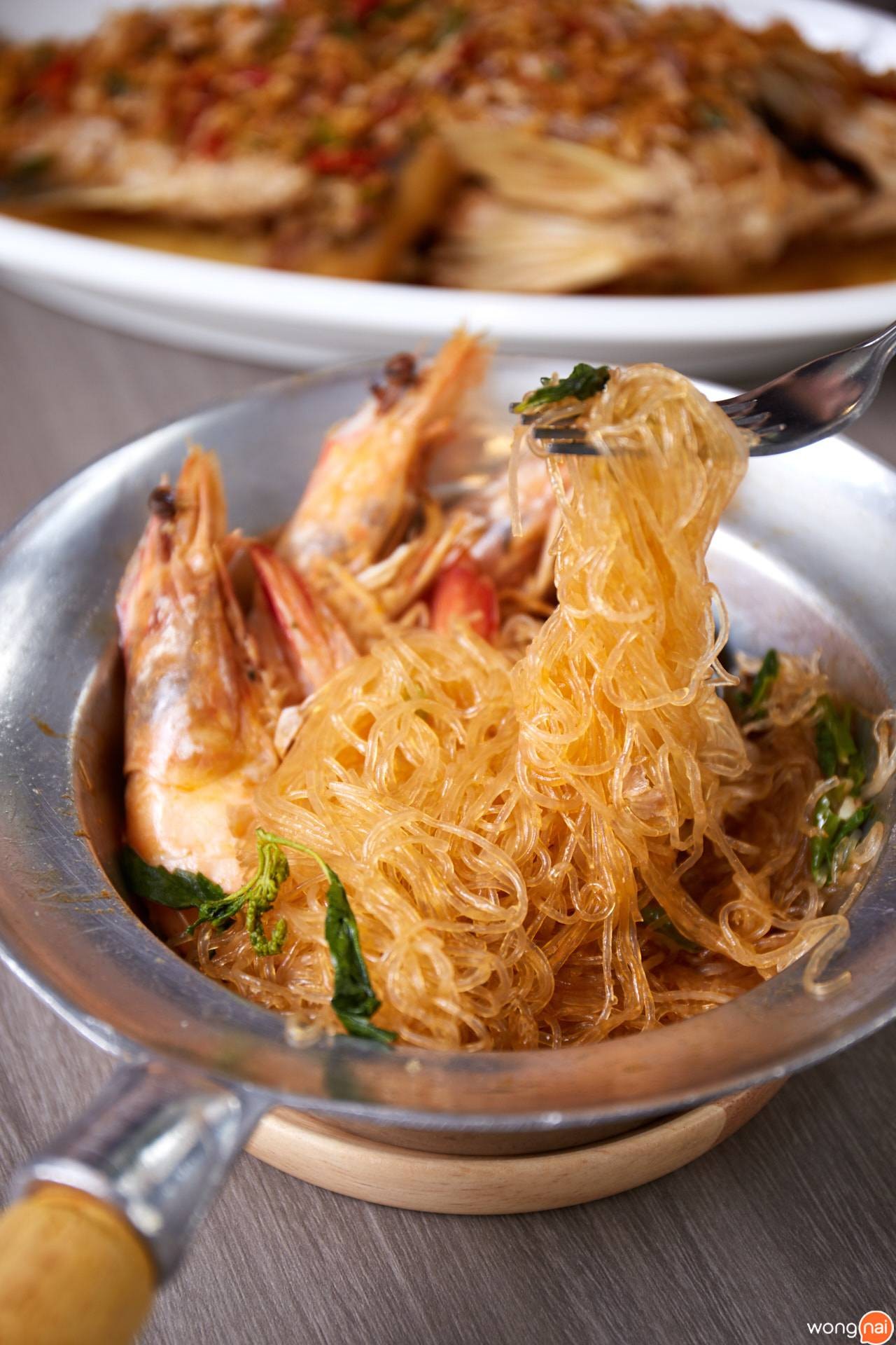 กะเพรากุ้งแชบ๊วยอบวุ้นเส้น ของร้าน กุ้งทอง