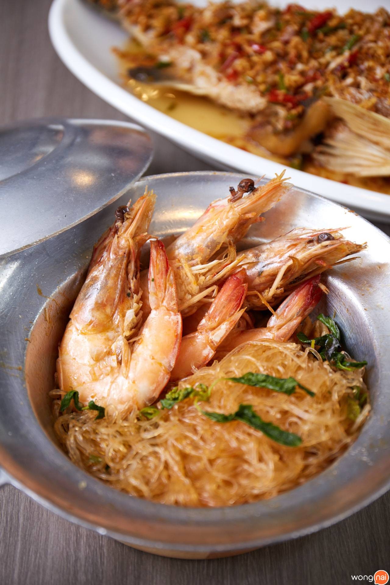 กะเพรากุ้งแชบ๊วยอบวุ้นเส้น ของร้าน กุ้งทอง