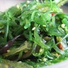 ำสาหร่าย Seaweed Salad โรยงาขาว รสชาติกลมกล่อม เคี้ยวกลุบกลับ
