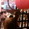 ในร้านตกแต่งหวือหวา
