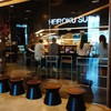 ด้านหน้าร้านเป็นกระจกทั้งร้าน มีโต๊ะแบบธรรมดาและเป็นบาร์เก้าอี้สูงๆ
