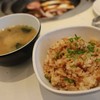 ข้าวผัดกระเทียมและซุปมิโซะ