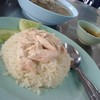 ข้าวมันไก่ตอนประตูน้ำ (เสื้่อชมพู)