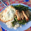 ผัดผักบุ้งหมูกรอบผัดน้ำมันหอยโปะไข่ดาว