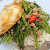 ข้าวหมูสับผักบุ้งผัดน้ำมันหอยไข่ดาว