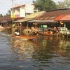 บรรยากาศหน้าร้านอัมพวาฮาเฮ