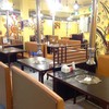 บรรยากาศภายในร้านซาลัง บางจาก โต๊ะเยอะทีเดียวสาขานี้