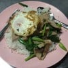 กระเพราหมูไข่ดาว