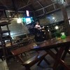 นักร้องสาวเสียงน่ารักเอนเตอรเทนแขกในร้านตลอดเลย