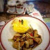 ปลาผัดฉ่าราดข้าวกับไข่ดาวสุกๆ สักจานสำหรับเย็นนี้