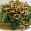 ผักบุ้งผัดกะปิ แปลกที่กลิ่นแต่อร่อยมีแคบหมูทำเองโรยมาเข้ากัน