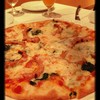 Italian Sausage Pizza แป้งบางกรอบ ชีสชุ่ม~ แต่วางทิ้งนานหน่อยความอร่อยหายเหือด