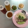 ข้าวมันไก่พิเศษ เสริฟพร้อมเก็กฮวย หรือชาดำเย็น ราคา 57 บาท