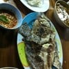 ปลาเผาเนื้อฟูๆ หวานเพราะปลาสดมากๆ ขอบอกว่า ส้มตำกับปลาเผาชุดข้างบนไปทานคนละวัน