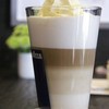 Dolce a latte ชั้นครีมสลับกับนม กาแฟ และล่างสุดเป็นคาราเมล