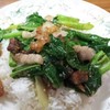 ข้าวราดคะน้าหมูกรอบ