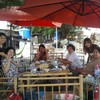 ครอบครัวที่มาทานอาหารที่ร้านก็มีความสุข :)