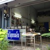 ร้านเล็กๆ ติดริมถนน หน้าโรงแรมเมอร์ลิน