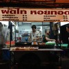 เป็นร้านบนริมฟุตบาท