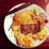 ผัดไทกุ้งสดห่อไข่