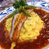 ข้าวผัดกิมจิห่อไข่ทันโปโปะ หน้าปลาแซลมอนย่าง 