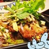 ลาบไก่ทอด ที่เหมือนยำมะม่วงใส่ไก่ทอด