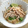 บะหมี่แห้งที่หอมถั่วลิสงป่นรสชาดเข้ากันอย่างดี