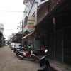 ที่ตั้งของร้านอยู่ที่ตลาดเก่าในตัวเมืองระยอง เข้าซอยตรงข้ามกับวัดป่าประดู่