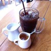 กาแฟเย็นค่ะ แยกนม แยกน้ำเชื่อมมาให้ค่ะ ปรุงตามรสที่ชอบได้เลย