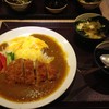 ข้าวแกงกะหรี่กับหมูทอดและออมเลต