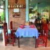 โต๊ะด้านนอกน่านั่งกว่าในร้าน